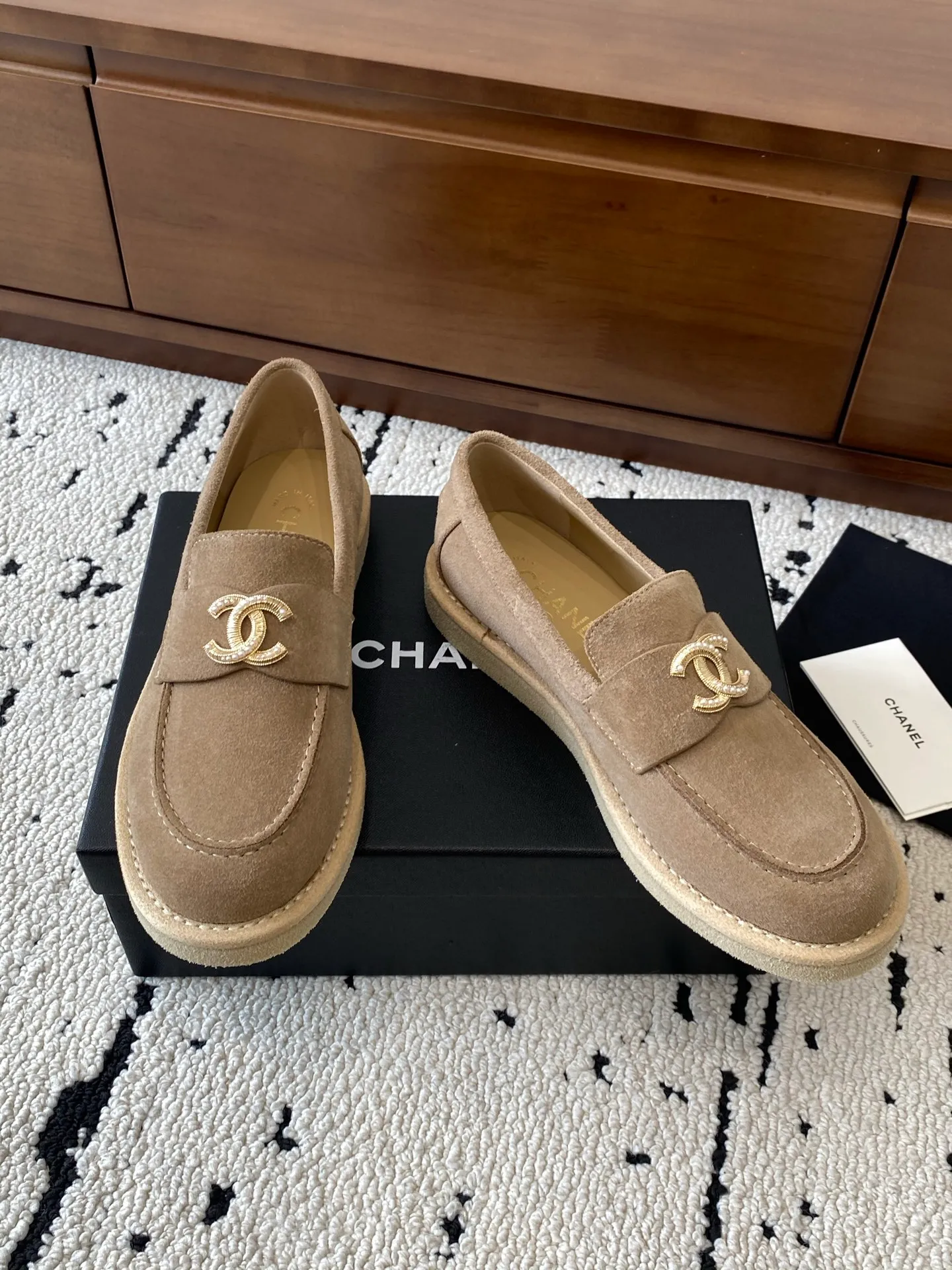 👟👟Ex-factory price 620👟👟High-end notebook 🍀2025 autumn and winter new Chanel Chanel entrance hardware buckle, Loaf loafers, can be worn all year round. No matter when you wear it, it is very high-end and durable. Go shopping and attract attention on the street! Easily travel between commuting and leisure occasions, and become a carefree fashionable and elegant woman ~ Upper: cowhide/cow nubuck leather/open edge beads Inner: lambskin Sole: Italian raw rubber outsole leather strip Code number: 35-39 (40/41 customized, non-refundable and non-exchangeable 👉 Buy now👉 Buy now👉 Buy now👉